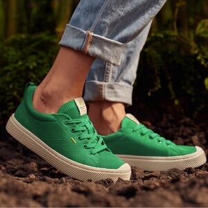 Cariuma IBI Low knit sneakers in Kelly Green & Off White Soles. Womwn’s Size 7.